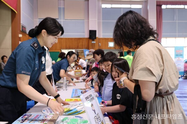 홍성경찰서가 은하면 이동복지관에서 교통안전캠페인을 진행했다. 은하초 병설유치원생들이 캠페인에 참여하고 있다. 