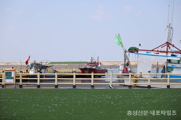 문병오 군의원은 놀궁리 해상파크에 접안해 두는 배들로 인한 시설 파손 우려를 지적했다. 