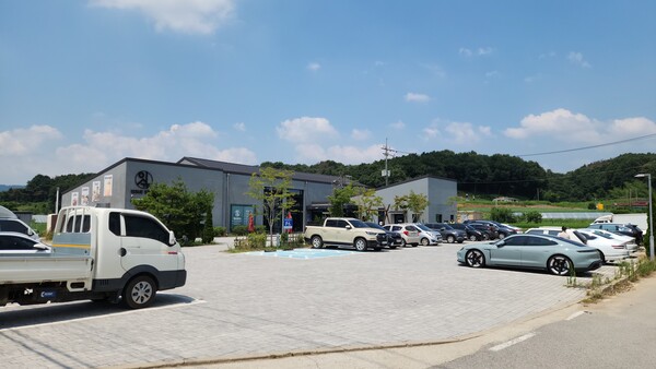 광천읍 대평리에 위치한 잇슈창고. 잇슈창고는 최근 주차장이 방문객 차량으로 붐비는 등 이용객이 꾸준히 증가하고 있다.