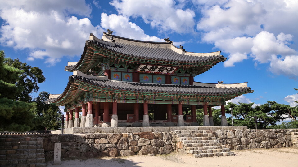날씨가 좋으면 롯데월드타워까지 보인다는 남한산성 수어장대. 사진=경기도남한산성세계유산센터