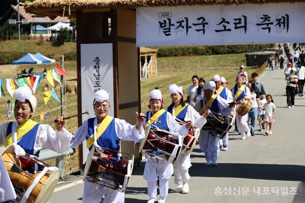 지난 19일 열린 홍동면 문당마을 발자국소리축제에서 주민들로 구성된 풍물패의 길놀이 모습. 