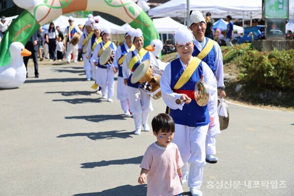 발자국소리축제에서 아이와 풍물패가 함께 걷고 있다. 