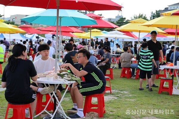 지난 19일 가족축제를 찾은 방문객들이 세계음식을 먹고 있다. 