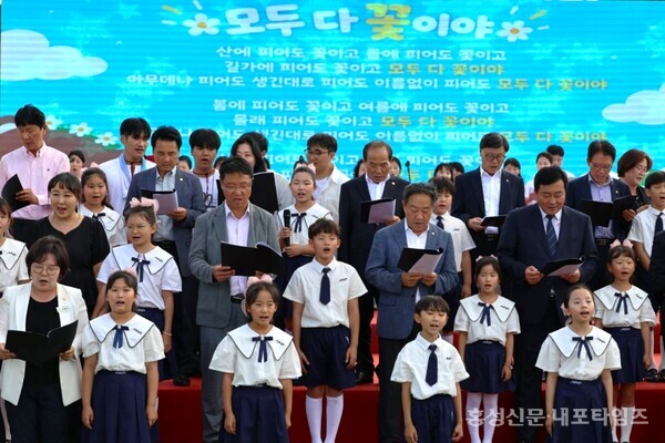 제11회 가족축제에 참여한 내빈과 가족이 함께 합창하고 있다. 