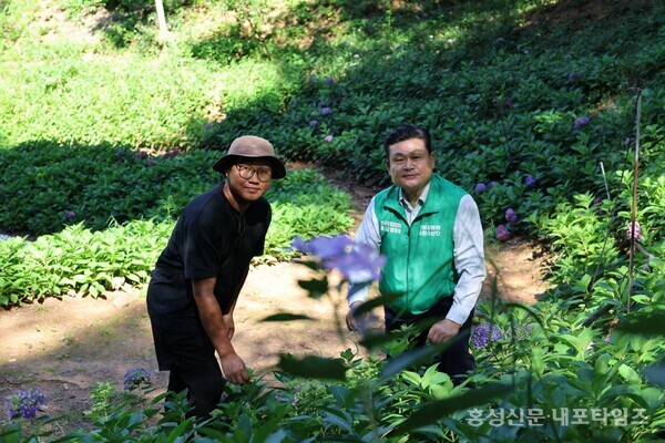3대째 임업을 이어가는 문석기(사진 오른쪽), 문성훈 부자