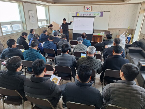 갈산면농업경영인회는 농업 경영을 위한 교류뿐 아니라 정기적으로 회의를 열어 농업 현안과 지역의 크고 작은 일을 논의하고 있다. 사진 갈산농업경영인회