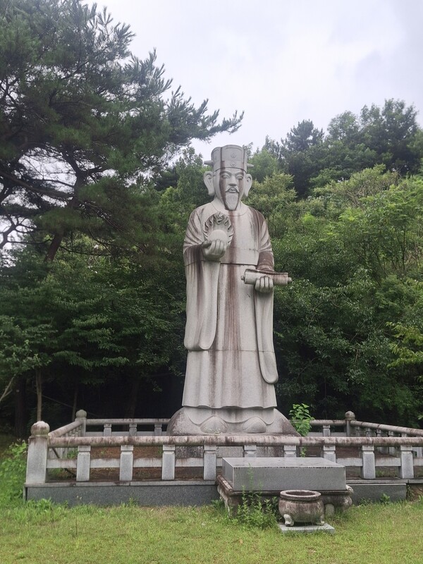 그가 작업한 내법리 매봉재의 지도자 상. 힘들게 작업한 작품인데 제대로 관리가 되고 있지 않아 아쉬움이 크다. 사진 김오연 