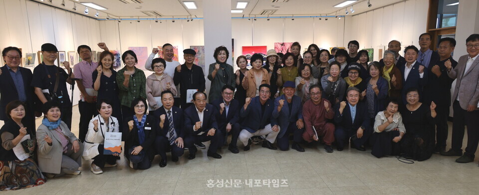 홍성미협 회원전 오프닝 행사 참석자들이 기념촬영을 하고 있다.