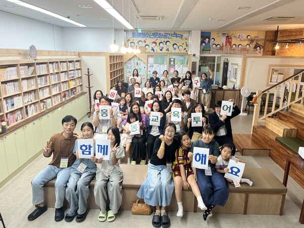 홍동교육투어 참가자들이 기념사진을 촬영했다. 사진=햇살배움터마을교육사회적협동조합