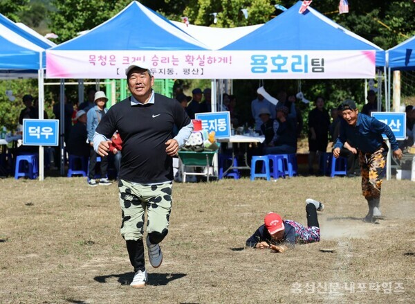 결성면민들이 결성면민체육대회에서 몸빼바지 입고 이어달리기를 하고 있다. 