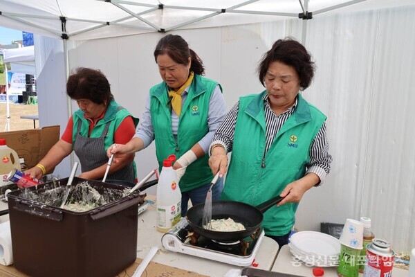 결성면새마을부녀회(회장 이미숙)가 음식을 준비하고 있다. 
