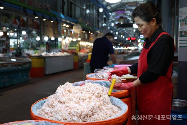 광천에서는 축제 준비가 한창이다. 서연새우젓상회 대표가 새우젓을 용기에 담고 있다. 