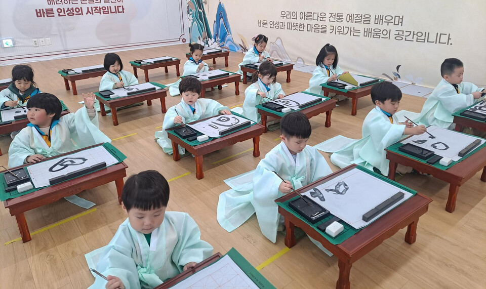 내포자연놀이뜰은 지원놀이동, 그림책도서관동, 인성동, 요리교실동, 야외교실동 등으로 구성됐다. 사진은 인성동 프로그램 모습. 사진=내포자연놀이뜰