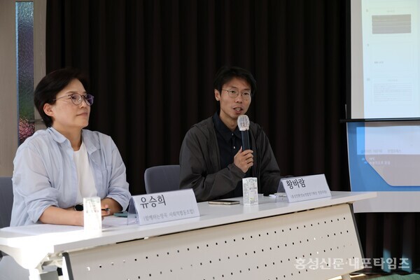 군청 농정발전기획단 황바람 전문위원이 홍동면에 구상 중인 의료센터와 관련한 설명을 하고 있다. 