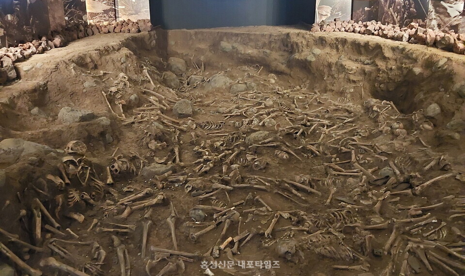 봉안관에는 제주국제공항 암매장지 발굴 현장이 재현돼 있어 학살의 실상을 볼 수 있다.