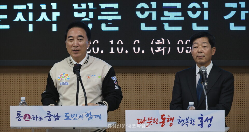 박수현 지사(왼쪽)과 박정주 군수와 함께 언론인 간담회에서 발언하고 있다.
