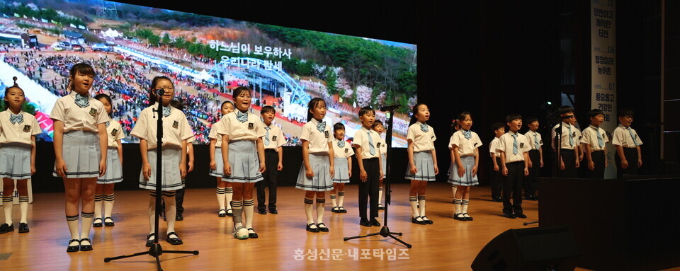 박수현 지사의 도민과의 대화에 앞서 내포소년소녀합창단이 애국가를 부르고 있다.