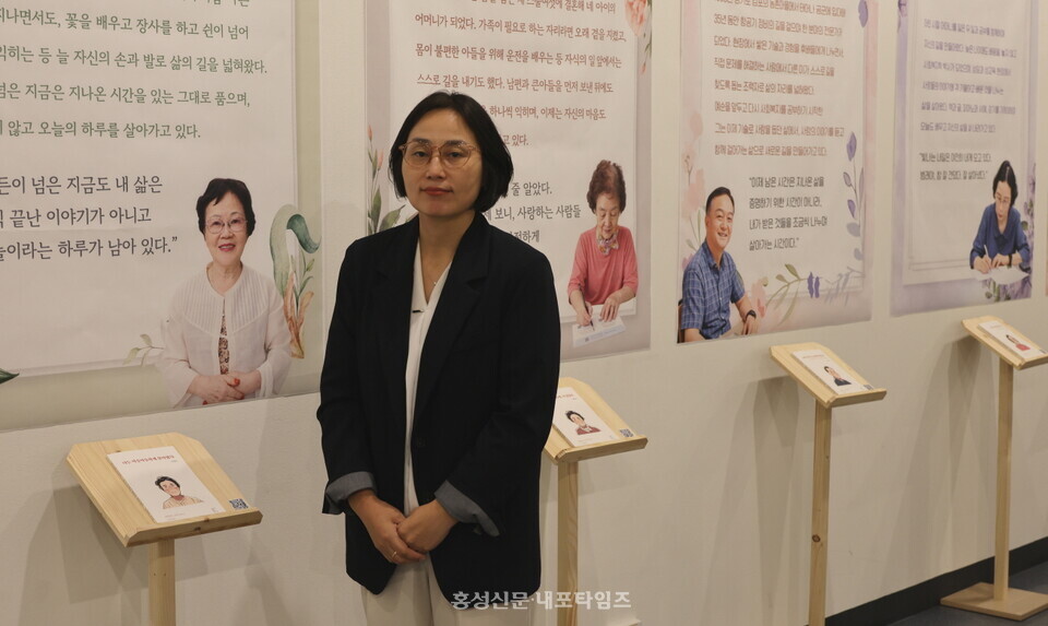 자기돌봄연구소 아카이브 품다 구나경 대표는 25일까지 충남도서관 2층 전시실에서 자서전 전시회를 연다.