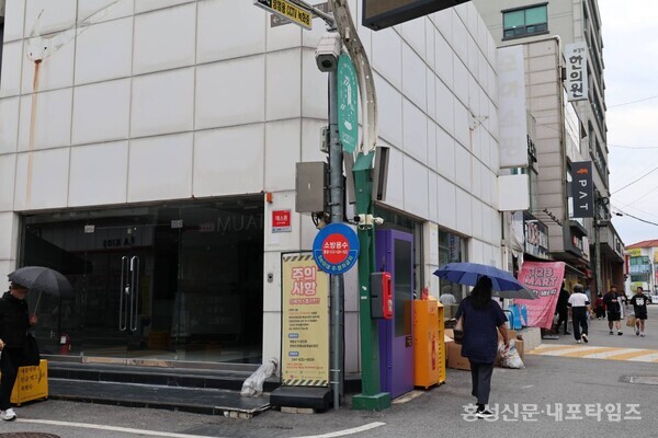 명동상가 공실률이 갈수록 높아지고 있다. 올해 나이키 매장도 공실이 된 모습