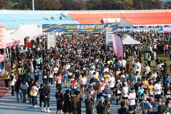제26회 홍성마라톤대회에 전국 각지에서 6000여 명이 참가해 홍성의 가을을 달렸다. 
