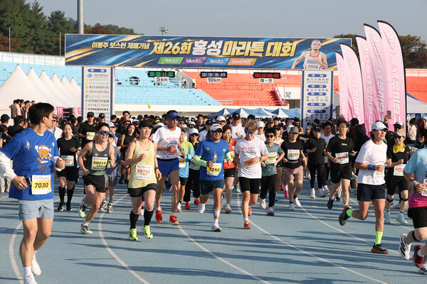 이봉주(사진 가운데 파란색 옷) 선수도 마라톤 동호인들과 함께 5km를 뛰었다. 