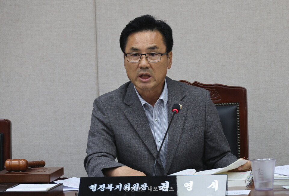 권영식 위원장은 홍성군 해외 출장 관련 문제를 지적하며 “별도 특위라도 구성해서 살필 것”이라고 말했다.