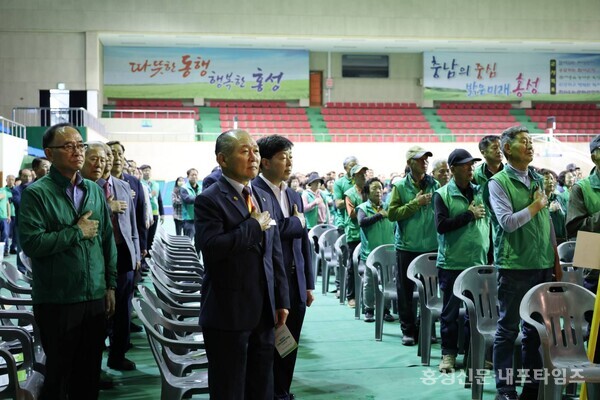 김건태 홍성군새마을지도자회장(사진 맨 앞)과 회원들이 행사에서 국민의례를 하고 있다. 