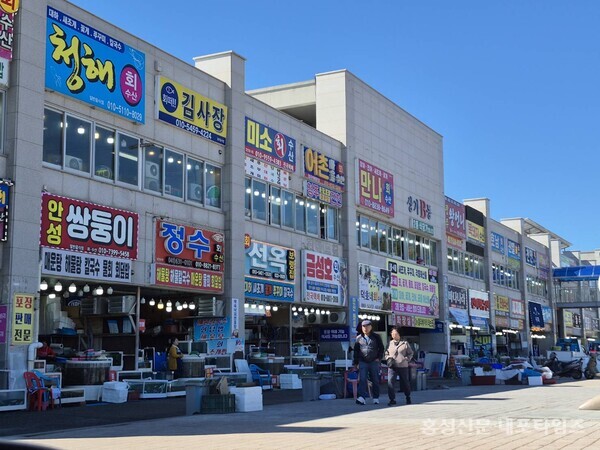 남당항 해양수산복합센터가 민간 위탁으로 운영되고 있지만, 대부분의 시설 보수·관리는 군에서 맡고 있는 점이 지적됐다. 