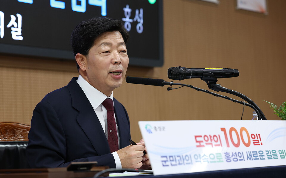 박정주 군수는 취임 100일 언론인 간담회에서 9조1619억 규모의 공약 확정 사실을 알렸다. 사진=홍성군