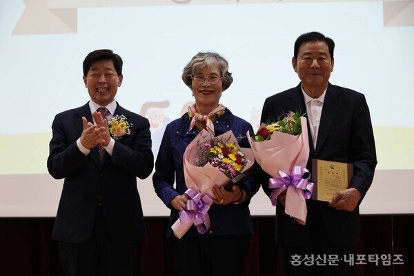 서부면주민자치회 정병욱, 고영옥 씨가 홍성군수 표창을 받았다. 