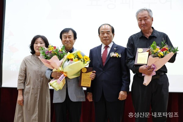 서부면주민자치회 최덕규, 박현규 씨가 군의장 표창을 받았다. 