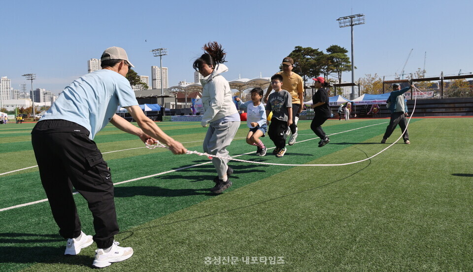 하나가 돼 줄을 넘고 있는 홍북읍민들.
