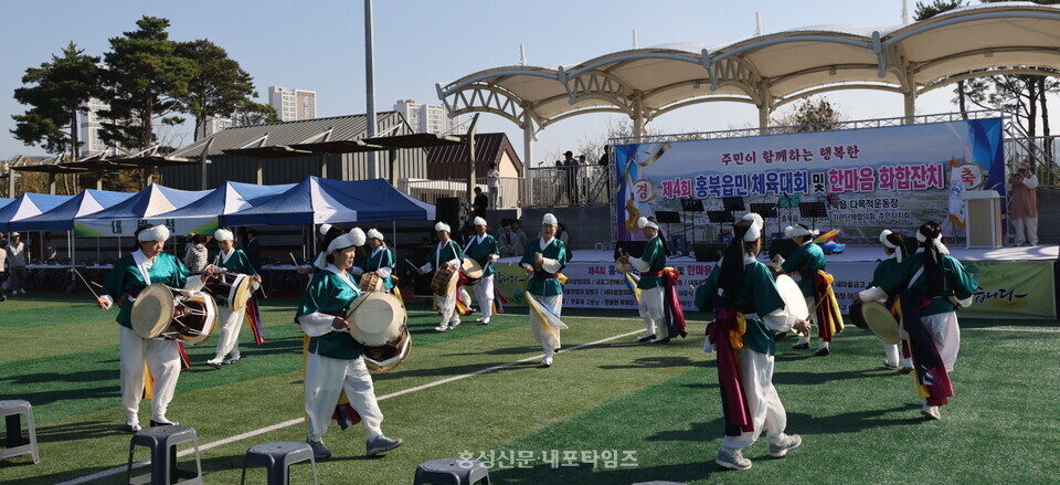 홍북읍 풍물패가 체육대회의 흥을 돋우고 있다.