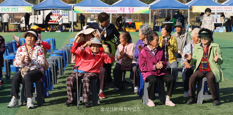 홍북읍민들이 식전 행사를 신나게 즐기고 있다.