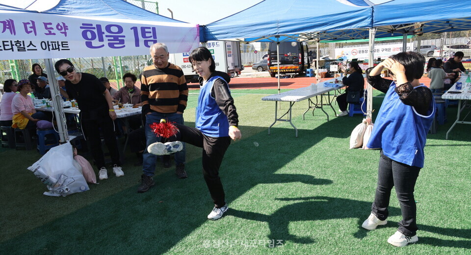 한 홍북읍민 체육대회 참가자가 안정적으로 제기를 차고 있다.