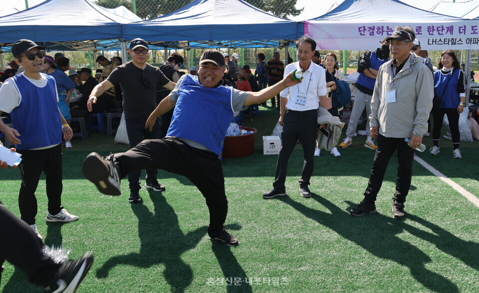 한 제기차기 참가자가 제기를 살리려 안간힘을 다하고 있다.