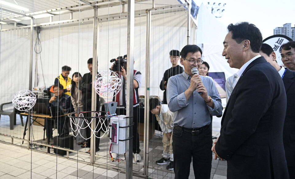 박수현 지사가 충남도민의 날 기념식 행사장을 둘러보고 있다. 사진=충남도