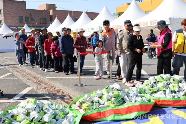 광천토굴새우젓·조미김대축제 '김을 갖고 튀어라' 체험에 긴 줄이 이어졌다. 