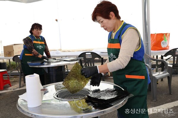 광천토굴새우젓·조미김대축제에서 김구이 체험이 진행됐다. 