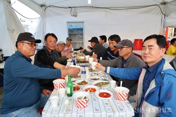 광천토굴새우젓·조미김대축제를 찾은 광천읍 이장들이 함께 기념사진을 촬영했다. 