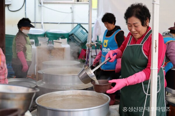 광천농협 농가주부모임 회원들이 국밥을 준비하고 있다. 