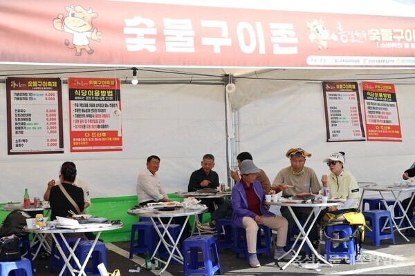 홍성한우숯불구이 축제를 찾은 방문객들이 숯불구이존에서 한우를 구워먹고 있다.  
