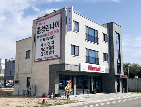 기존 매일시장에서 홍성역 인근(농협주유소 맞은 편)으로 이전하면서 공간도 한층 넓고 쾌적해졌다. 