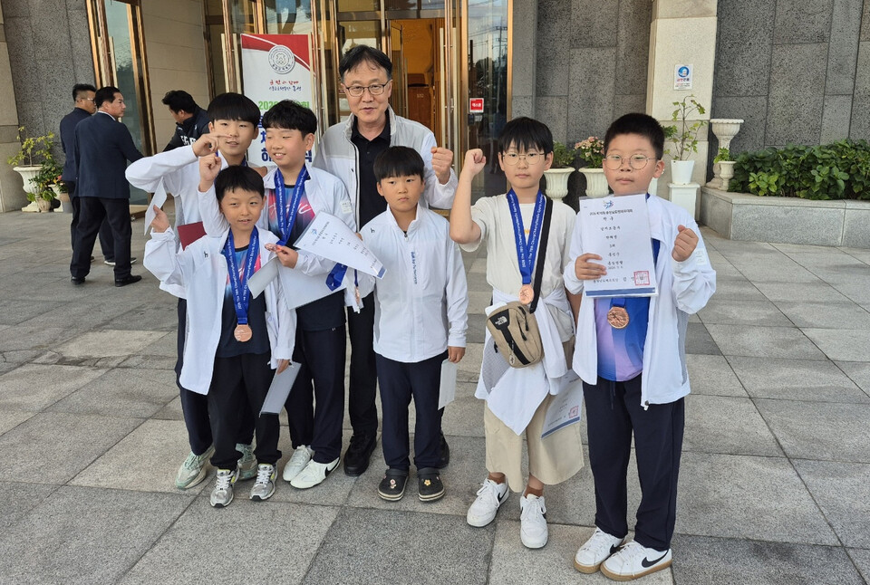 이승종 관장이 충남도민체전에서 실력을 뽐낸 제자들과 기념촬영을 하고 있다. 사진=이승종 관장