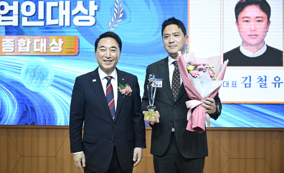 ‘충남 기업인대상’ 종합대상을 품에 안은 농업회사법인 백제 김범유 대표가 박수현 지사와 기념촬영을 하고 있다. 사진=충남도