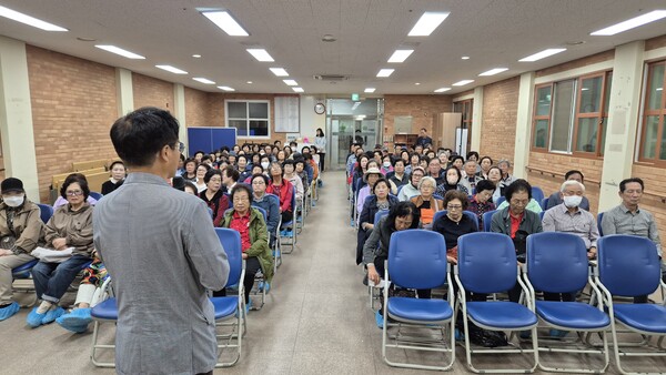홍성군사회복지관 오왕근 관장이 노인일자리 참가자들에게 안전사고 예방을 위한 교육을 하고 있다. 