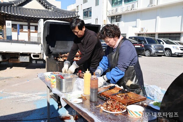 홍성군학교운영위원장협의회가 하루찻집에서 통바비큐를 준비했다. 
