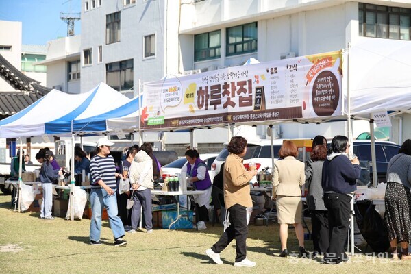 지난 22일 열린 ‘하루찻집’에 사람들이 북적이고 있다. 