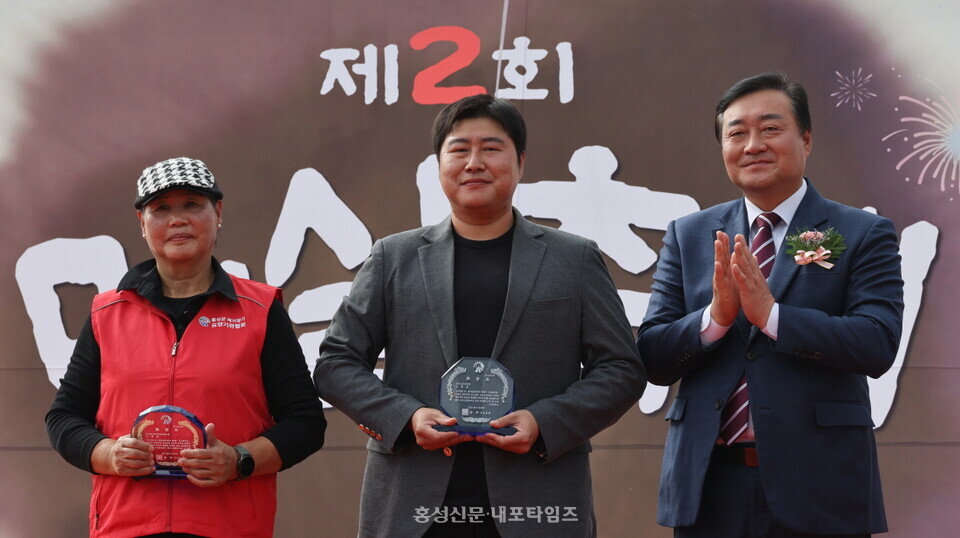 박성철 부군수가 군수 표창을 대신 전달한 후 기념촬영을 하고 있다.