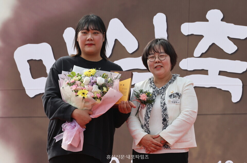 축제를 주관한 협동조합 신동 신송연 이사가 군의장 표창을 받았다.